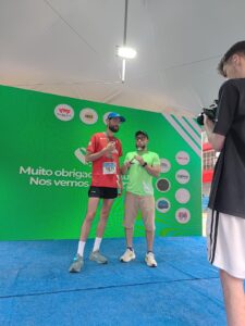 Tiago entrevistando Leonardo na 5ª Corrida pela doaçaõ de órgãos