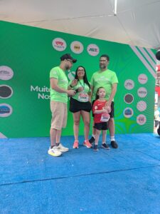 Tiago entrevistando Poliana, mãe da Beatriz, paciente transplantada bilateral na 5ª Corrida pela doaçaõ de órgãos